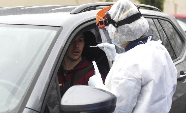 Covid: este martes reportaron 35 muertes y 2.077 contagios
