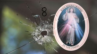 Impacto de bala en la puerta del establecimiento de Pellegrini al 1700 .
