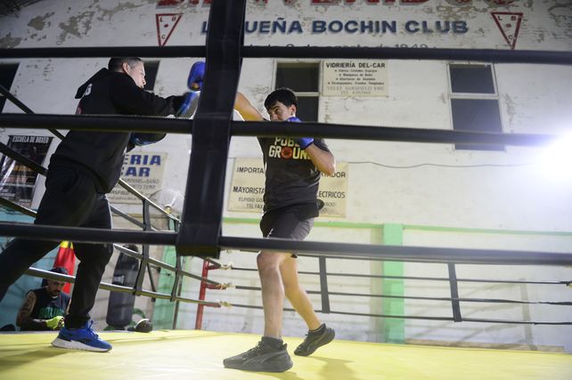 El boxeo fue la última disciplina que sumó el club. La actividad está a cargo de Sergio Boltri. Más de cincuenta personas entrenan divididos en tres grupos