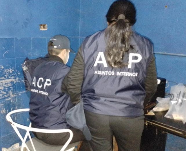 Los efectivos fueron arrestados tras un allanamiento realizado por personal de la Agencia de Control Policial.&nbsp;