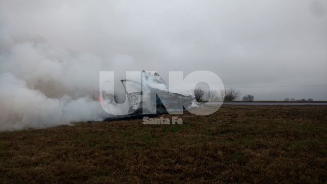 Súbito incendio de un auto con pérdidas totales y los tres ocupantes ilesos