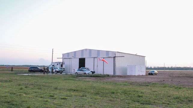 Un hangar ubicado en Oliveros fue allanado por Gendarmería. Secuestraron aeronaves, efectivo y 25 vehículos.