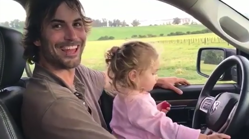 El novio de Zaira Nara manejó con su hija a upa y... ¿adivinen qué pasó en las redes?
