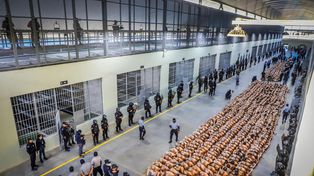 El gobierno salvadoreño hace gala de cuestionados métodos contra los maras