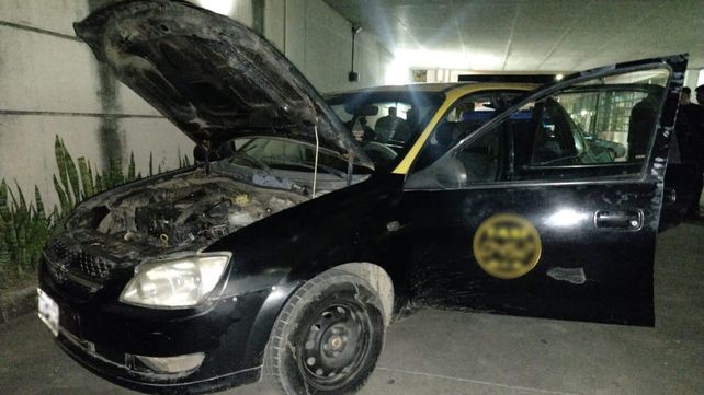 El taxi baleado anoche en barrio Abasto. Fuentes del sector confirmaron que tenía la licencia suspendida desde la semana pasada. 