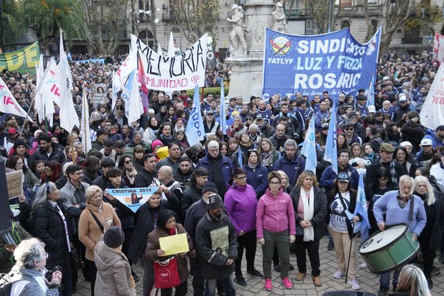 Los manifestantes coparon la plaza frente a la Municipalidad en apoyo a la expresidenta Cristina Kirchner.