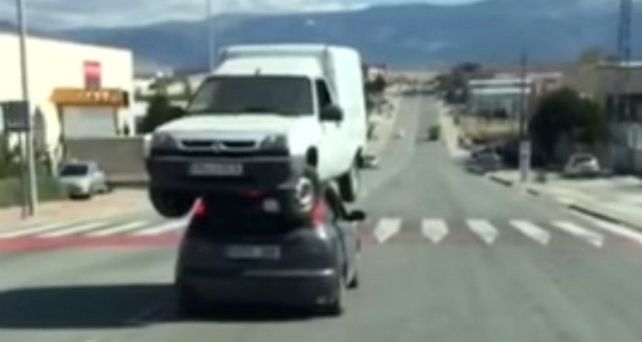 La policía busca a temerario transportista que llevó un utilitario en el techo de su auto