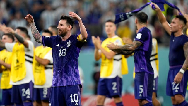 De festejo. Messi junto a sus compañeros y frente a los hinchas, tras el triunfo frente a Polonia.