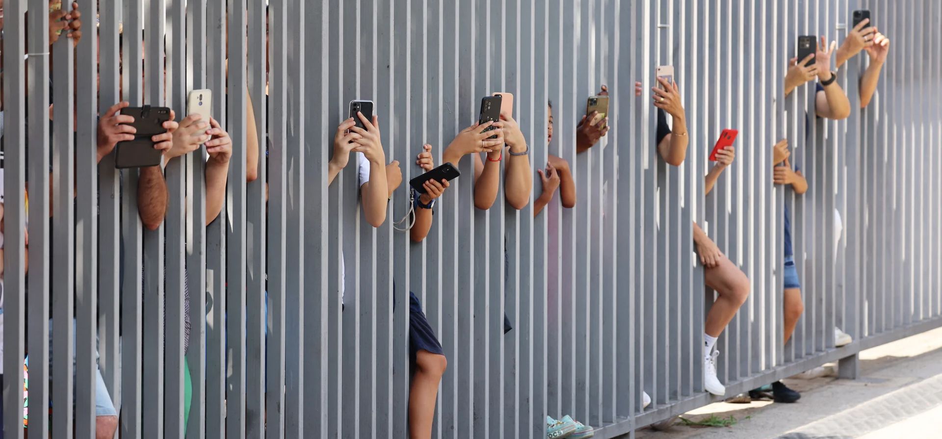 Los aficionados del FC Barcelona se toman fotos a través de una barrera fuera del estadio Camp Nou mientras Sergi Roberto se prepara para despedirse del club, Barcelona, España. Fotografía: Nacho Doce/Reuters Los aficionados del FC Barcelona se toman fotos a través de una barrera fuera del estadio Camp Nou mientras Sergi Roberto se prepara para despedirse del club, Barcelona, España. Fotografía: Nacho Doce/Reuters