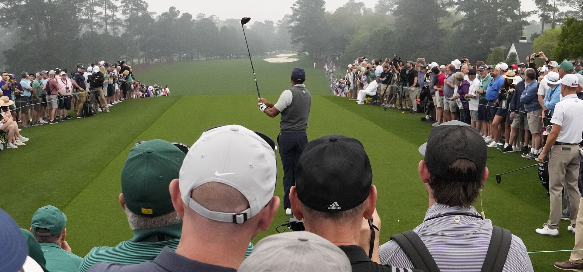 Tiger Woods golpea desde el primer tee durante una práctica para el torneo de golf Masters en el Augusta National Golf Club, el martes 4 de abril de 2023, en Augusta, Georgia (AP Photo/Mark Baker)