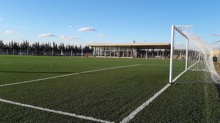 El club de los Messi. La cancha de Leones FC en el barrio privado de la localidad de Alvear. Si la AFA le da el okey, empezará jugando en el estadio Ciudad de San Nicolás en el primer año.