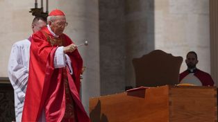 La conmovedora homilía del cardenal Re en el funeral del Papa Francisco: Nadie se salva solo