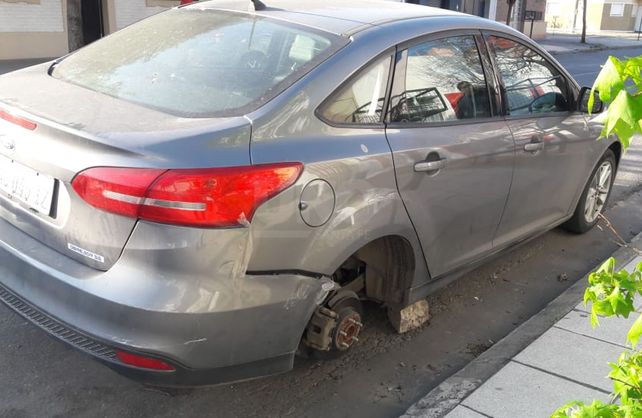 El auto al que le robaron la rueda en Saavedra 1300.