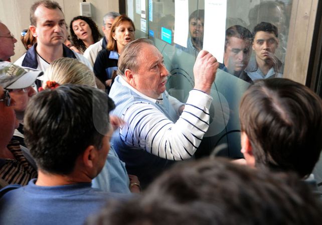 Registro. El 9 de septiembre del 2012 los clientes esperaban fuera del banco para saber si habían sido afectados por el robo. UNO de Santa Fe/José Busiemi