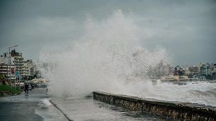 El avance del mar tras el temporal generó una situación de riesgo en distintos sectores de Mar del Plata.&nbsp;