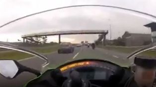 Se filmó manejando a 300 kilómetros por hora en la autopista Rosario - Córdoba