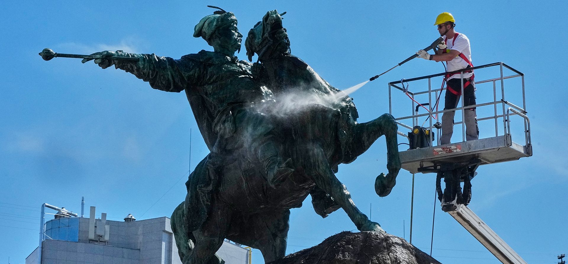 Un trabajador lava el emblemático monumento a Bohdan Khmelnytsky, líder del siglo XVII de los antiguos cosacos ucranianos y símbolo nacional, tras ser retirado de los sacos de arena que lo protegían desde el inicio de la guerra entre Rusia y Ucrania en Kiev, Ucrania, el jueves 20 de agosto de 2026. (Foto AP/Efrem Lukatsky) Un trabajador lava el emblemático monumento a Bohdan Khmelnytsky, líder del siglo XVII de los antiguos cosacos ucranianos y símbolo nacional, tras ser retirado de los sacos de arena que lo protegían desde el inicio de la guerra entre Rusia y Ucrania en Kiev, Ucrania, el jueves 20 de agosto de 2026. (Foto AP/Efrem Lukatsky)