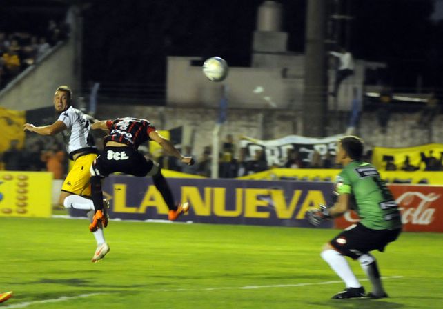 Bértoli sufre el primer gol de Santamarina. “No sé si hubo un partido que merecimos ganar más que este”