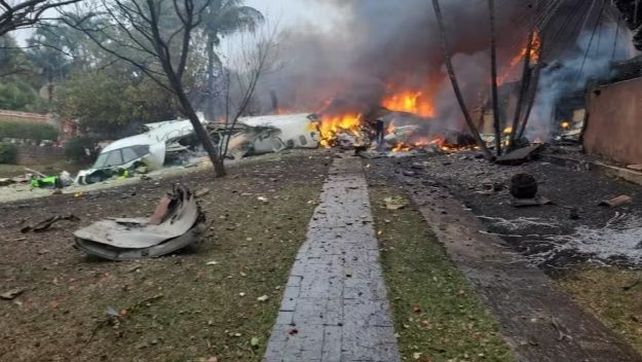 Un avión de pasajeros se estrelló contra una zona residencial en Brasil. 