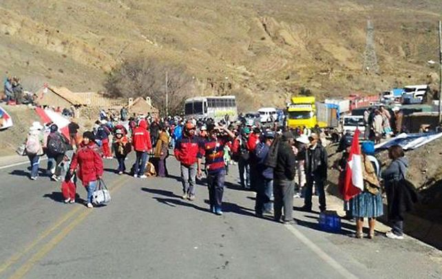 Libres. Los activistas bolivianos dejan pasar a los viajeros acompañados por religiosos y funcionarios.