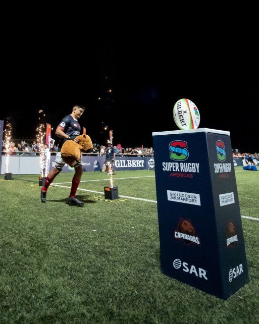 Ignacio Gandini ingresa al campo de juego con la mascota de Capibaras XV en sus manos. El tercera línea de Duendes es uno de los jugadores más experimentados del plantel. Foto: Gentileza Lucia Rios/Gaspafotos/SRA
