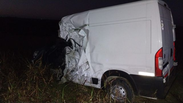 Así quedó el utilitario Citroën tras el choque con el camión en la ruta 90 entre Alcorta y Carreras. 