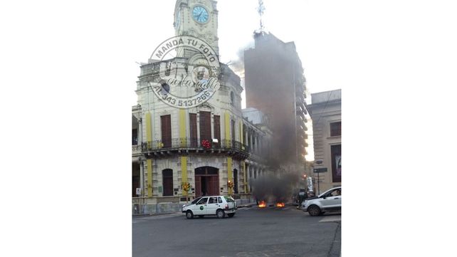 Cortaron la calle frente a la comuna de Paraná