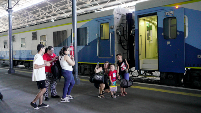 La foto selfie de los niños a punto de embarcar