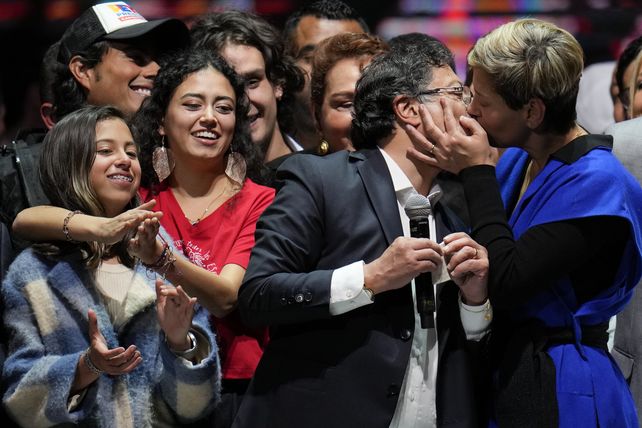 Apasionado beso entre Gustavo Petro y su esposa Verónica Alcocer en los festejos luego de ganar las elecciones presidenciales. 