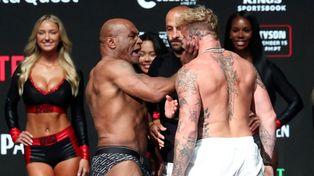 Mike Tyson le pegó una cachetada a Jake Paul en el pesaje, parte del show que siempre se monta en estos casos.