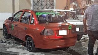 Paraná: dos autos chocaron y terminaron impactando sobre una vivienda