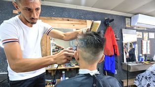 A Juan Manuel Lazaneo lo llaman el peluquero del gol o el artillero con una nueva profesión. Es delantero en el club Belgrano y en simultáneo es barbero y peluquero.&nbsp;