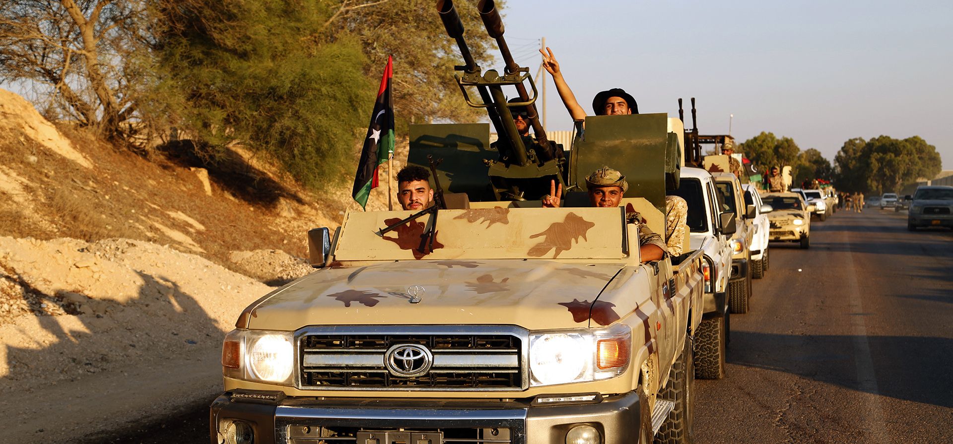 Las fuerzas libias participan en un desfile militar en la ciudad de Misrata el 9 de agosto de 2022. Las fuerzas son leales a uno de los gobiernos rivales de Libia encabezado por el primer ministro Fathi Bashagha, que está en desacuerdo con otro gobierno asentado en la capital del país, Trípoli. La renovada división del país se produce después de casi diez años de caos tras el levantamiento respaldado por la OTAN en 2011 que derrocó y mató al dictador Moammar Gadhafi en 2011.