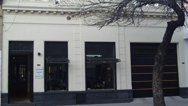 Una pareja de comerciantes accionó un arma vieja y  de milagro solo resultaron heridos