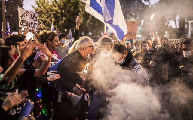 KSdrLb; jsname=N7Eqid tabindex=0> Un manifestante discute con agentes de policía durante una protesta contra el primer ministro israelí