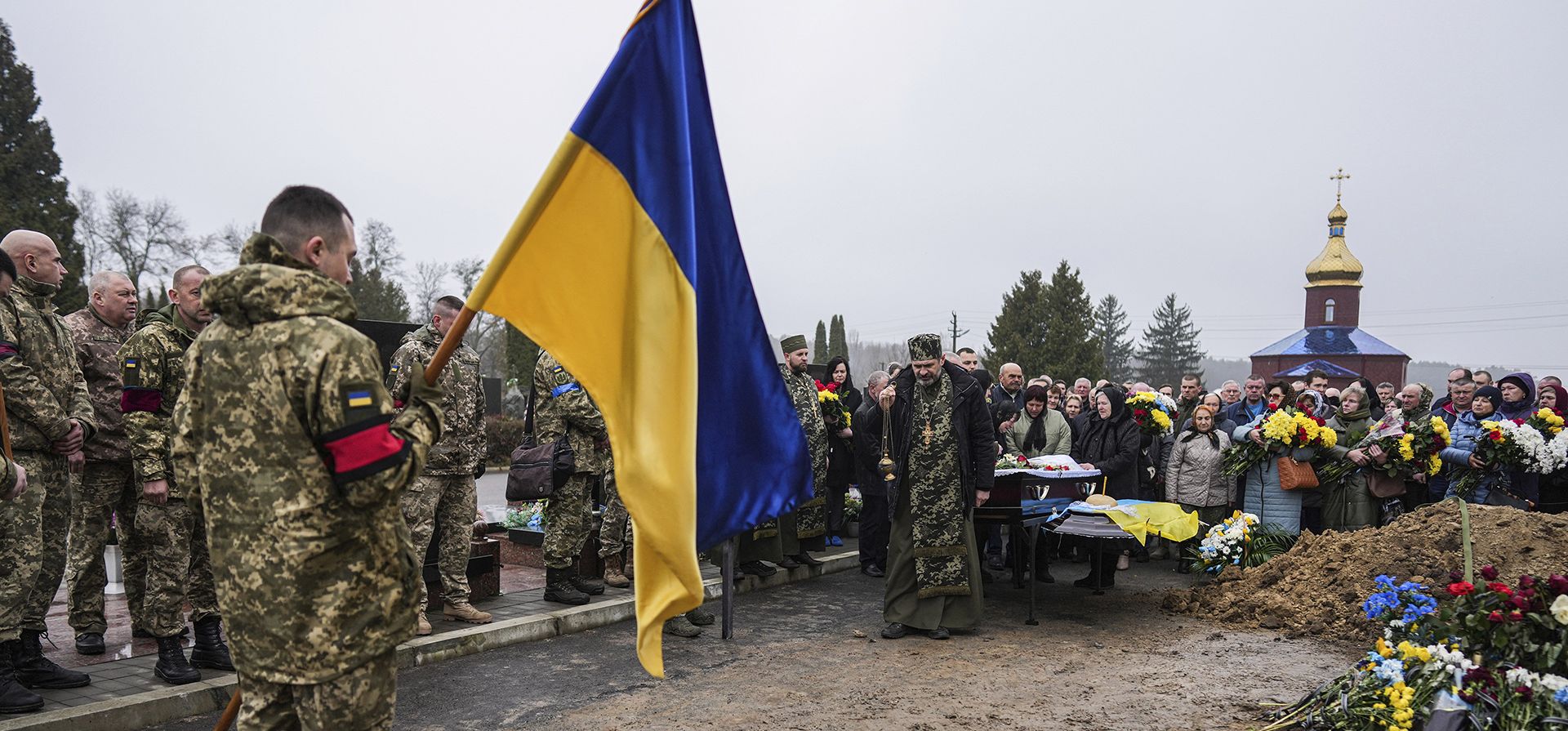 Militares ucranianos asisten a una ceremonia fúnebre por su camarada Georgiy Plisak, quien fue asesinado por las fuerzas rusas, en un cementerio cerca de Lutsk, Ucrania, el jueves 31 de marzo de 2022. Las tropas rusas entregaron el control de la planta de energía nuclear de Chernobyl a los ucranianos y abandonaron el sitio fuertemente contaminado la madrugada del viernes.