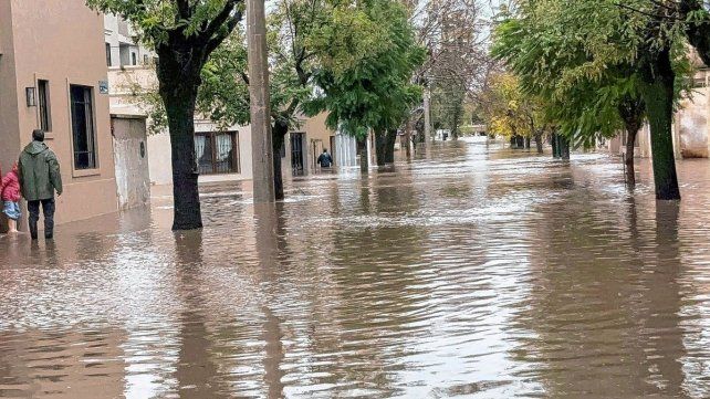 San Antonio de Areco quedó bajo agua por el temporal.