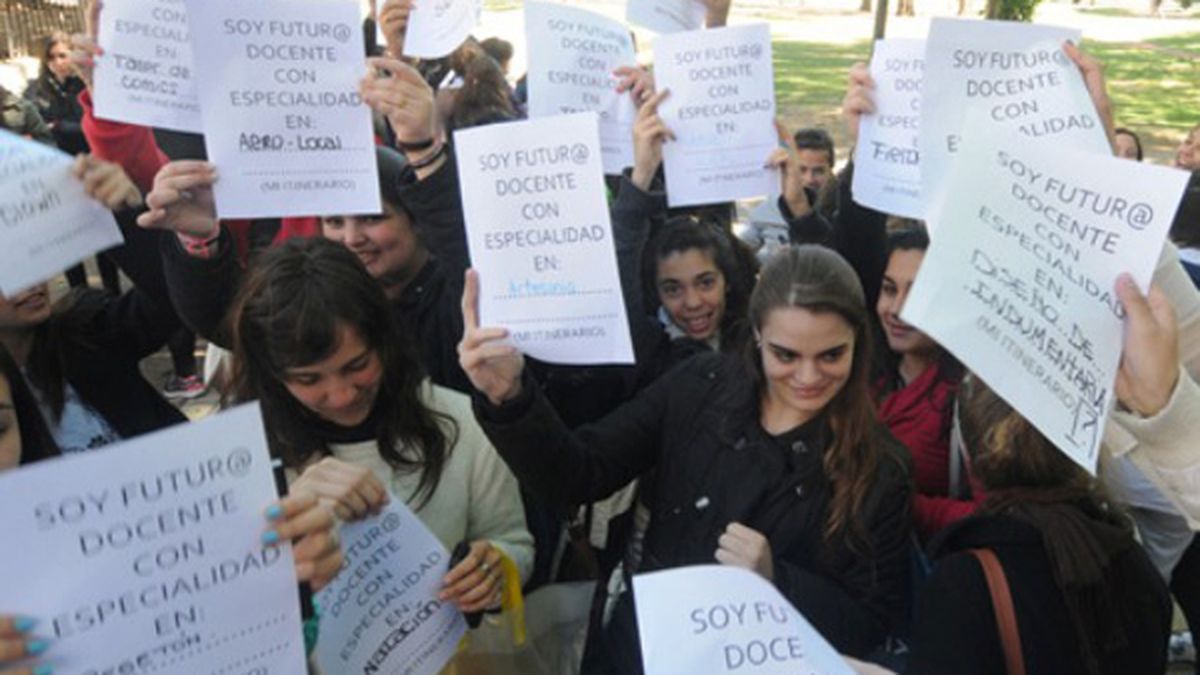 Docentes y estudiantes llevan sus quejas a la calle por las reformas en ...