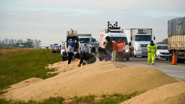 La soja que transportaba uno de los camiones se desparramó sobre el pavimento