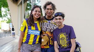 El sanjuanino Alejandro Arce junto a dos de sus hijos con la camiseta de Central.