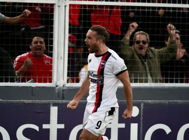 Guillermo May celebra uno de los pocos goles que marcó para Newells durante su estadía en el Parque.ç