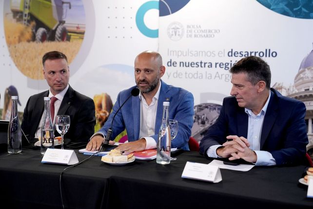 Los ministros de Obras Públicas y de Desarrollo Productivo del gobierno provincial, Lisandro Enrico y Gustavo Puccini, y el presidente de la Bolsa de Rosario Pablo Bortolato