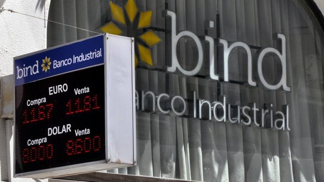 Tras la liberalización parcial del cepo, el dólar oficial abrió con una leve suba y ya su precio se ubica sobre los $8