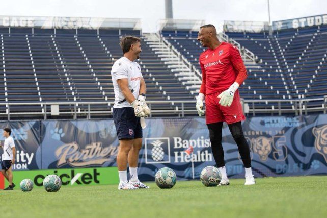 El rosarino Cristian Blanco con el arquero de Curazao Eloy Room