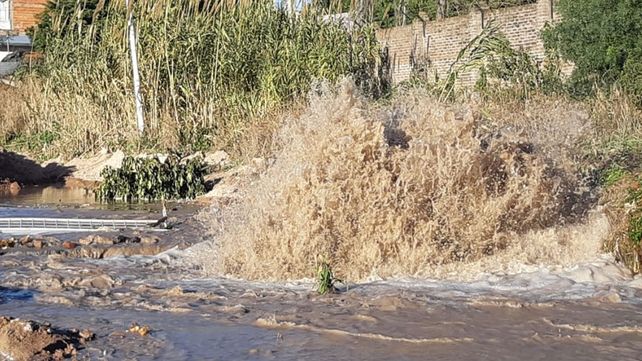 Reparan un caño de agua en calle Rondeau