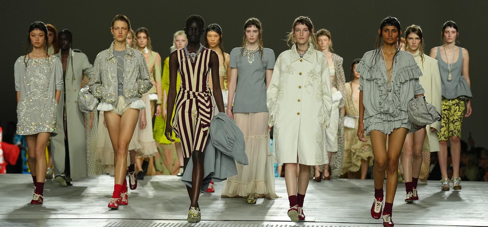 Las modelos lucen creaciones de la colección Primavera/Verano 2026 de Dries Van Noten, presentada en París el martes 30 de septiembre de 2025. (Foto AP/Aurelien Morissard) Las modelos lucen creaciones de la colección Primavera/Verano 2026 de Dries Van Noten, presentada en París el martes 30 de septiembre de 2025. (Foto AP/Aurelien Morissard)