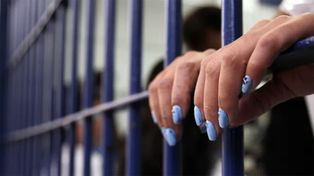 Condenaron a diez años de prisión a una mujer que abusó de su hija en el sur provincial