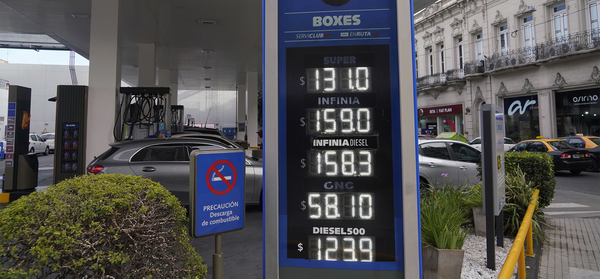 Desde este lunes las petroleras actualizaron sus tarifas de combustible. El incremento fue entre el 10,5 y el 12 por ciento. En Rosario, el litro de la nafta súper llegó a los 132 pesos.