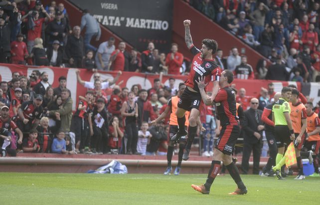 Pablo Pérez celebra el gol con Cristian Lema.