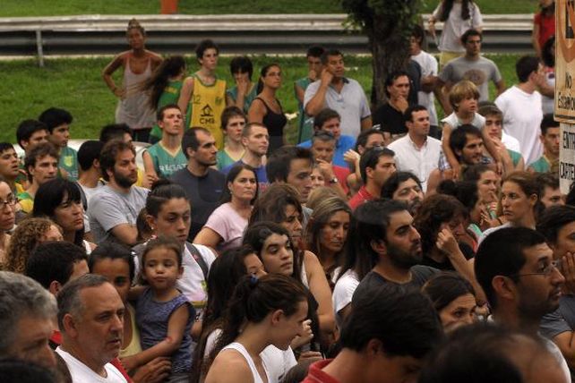 Más de 500 personas se unieron en un abrazo simbólico por Serena